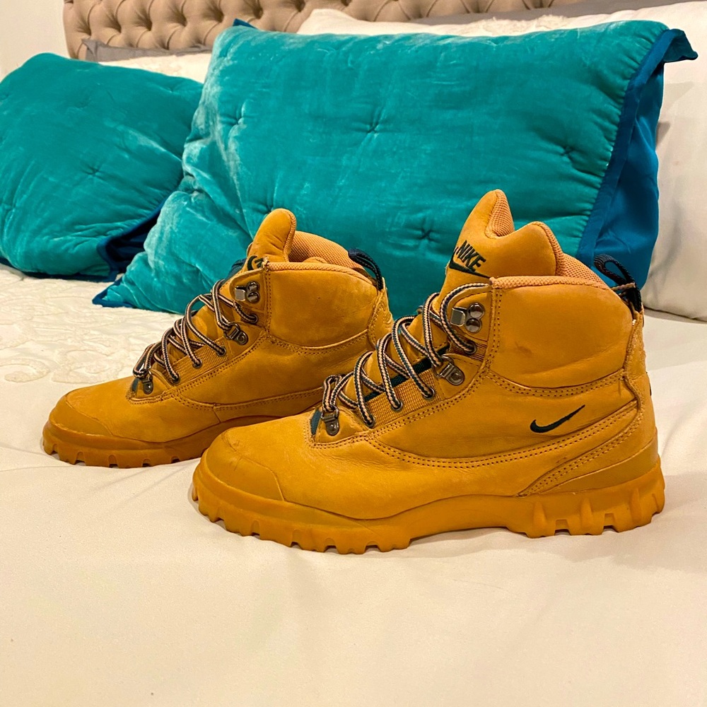 Vintage Nike Beige Athletic Boots. Preowned, may have imperfections.